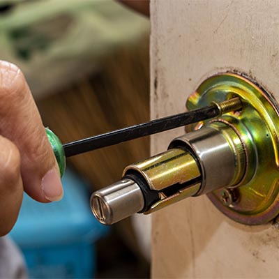 cerrajero arreglando pomo de puerta